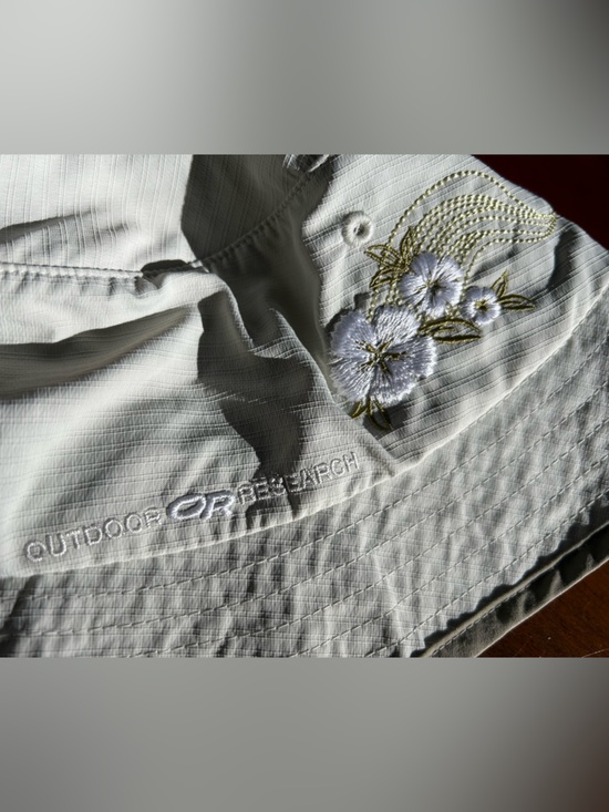 Outdoor Research cream floral embroidered bucket hat. 1 1/2” brim. Packable. - Picture 3 of 5